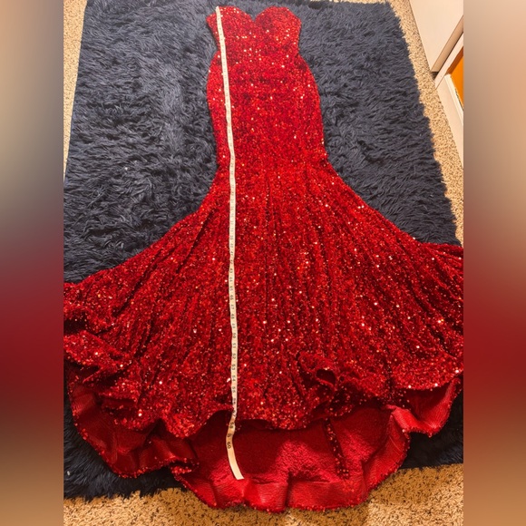 Portia And Scarlett Red Mermaid Sequin Gown. Size 0 - Picture 10 of 12